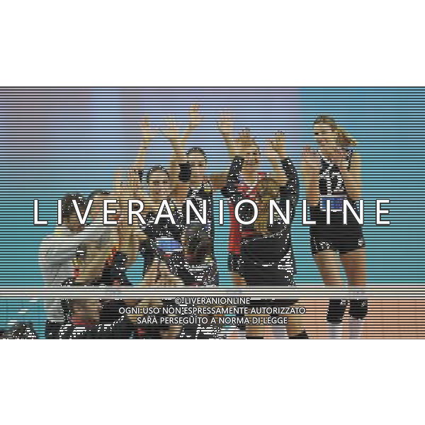 (111013) DOHA, Oct, 13, 2011 () Players of Turkey\'s Vakifbank telecom Istanbul celebrate victory after the semifinal of the Women\'s Volleyball Club World Championship against Brazil\'s Sollys Osasco in Doha, Qatar on Oct. 13, 2011. Team Vakifbank telecom Istanbul won 3 0. (/Chen Shaojin)(jyc) ©PHOTOSHOT/ALDO LIVERANI SAS ITALY ONLY