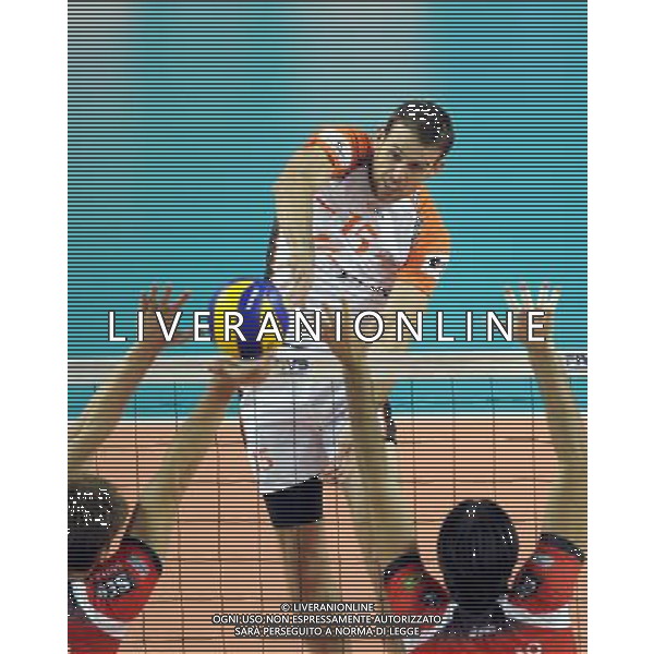 (111013) -- DOHA, Oct, 13, 2011 () -- Russell Holmes of Poland\'s Jastrzebski Wegiel spikes the ball during the semifinal of the Men\'s Volleyball Club World Championship against Brazil\'s Sesi-sp in Doha, Qatar on Oct. 13, 2011. Team Jastrzebski Wegiel won 3-2. (/Chen Shaojin)(fmh) ©PHOTOSHOT/ALDO LIVERANI SAS ITALY ONLY