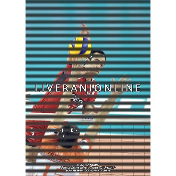 (111013) -- DOHA, Oct, 13, 2011 () -- Leonardo Cruz Miranda of Brazil\'s Sesi-sp spikes the ball during the semifinal of the Men\'s Volleyball Club World Championship against Poland\'s Jastrzebski Wegiel in Doha, Qatar on Oct. 13, 2011. Team Jastrzebski Wegiel won 3-2. (/Chen Shaojin)(fmh) ©PHOTOSHOT/ALDO LIVERANI SAS ITALY ONLY