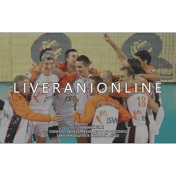 (111013) -- DOHA, Oct, 13, 2011 () -- Players of Poland\'s Jastrzebski Wegiel celebrate victory after the semifinal of the Men\'s Volleyball Club World Championship against Brazil\'s Sesi-sp in Doha, Qatar on Oct. 13, 2011. Team Jastrzebski Wegiel won 3-2. (/Chen Shaojin)(fmh) ©PHOTOSHOT/ALDO LIVERANI SAS ITALY ONLY