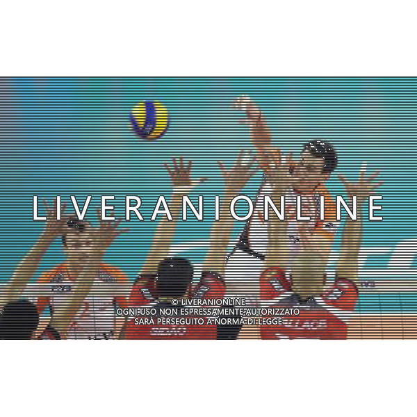 (111013) -- DOHA, Oct, 13, 2011 () -- Zbigniew Bartman of Poland\'s Jastrzebski Wegiel spikes the ball during the semifinal of the Men\'s Volleyball Club World Championship against Brazil\'s Sesi-sp in Doha, Qatar on Oct. 13, 2011. Team Jastrzebski Wegiel won 3-2. (/Chen Shaojin)(fmh) ©PHOTOSHOT/ALDO LIVERANI SAS ITALY ONLY