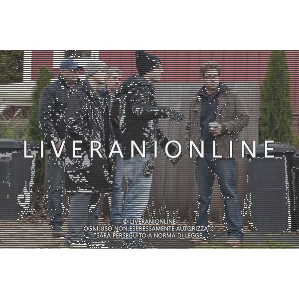 JOSEPH GORDON-LEVITT (left), SETH ROGEN (right) and Director JONATHAN LEVINE (center) on the set of 50/50. ©PHOTOSHOT/AG ALDO LIVERANI SAS ITALY ONLY