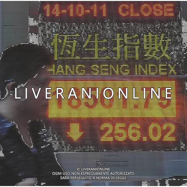 (111014) HONG KONG, Oct. 14 () A pedestrian walks past an electronic panel showing the Hang Seng Index in Hong Kong, south China, Oct. 14, 2011. Hong Kong stocks fell 256.02 points, or 1.36 percent, to close at 18,501.79 on Friday. (/Wong Pun Keung) (ljh) ©photoshot/Agenzia Aldo Liverani Sas - ITALY ONLY - Tabellone elettronico che mostra l\'indice della borsa di Hong Kong, Cina del sud, 14 ottobre 2011.