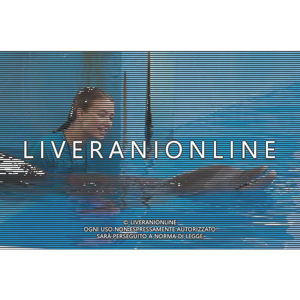 AUSTIN HIGHSMITH as Phoebe with WINTER in Alcon Entertainment\'s family adventure Dolphin Tale a Warner Bros. Pictures release. © LFI - PHOTOSHOT - AG. ALDO LIVERANI SAS ITALY ONLY