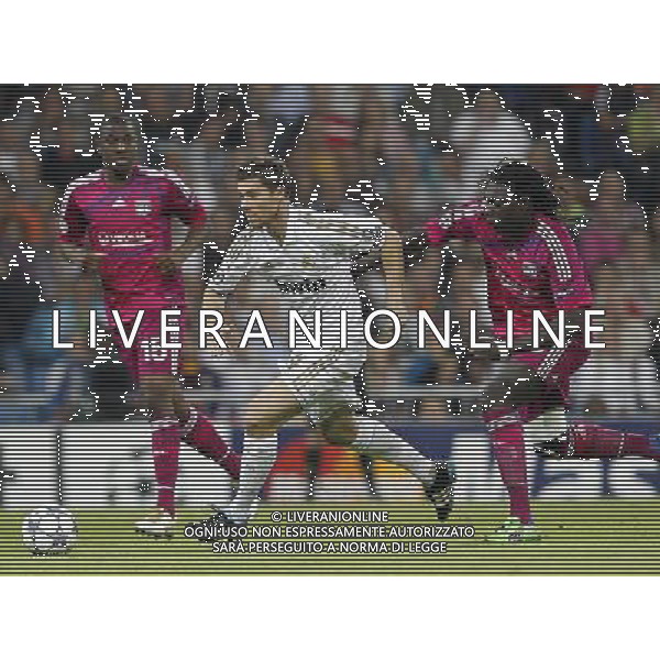 Real Madrid\'s Xabi Alonso and Olympique Lyonaise\' Bafetimbi Gomis during Champions League match on october 18th, 2011 Photo: Cesar Cebolla / ALFAQUI CHAMPIONS LEAGUE REAL MADRID LIONE AGENZIA ALDO LIVERANI ITALY ONLY