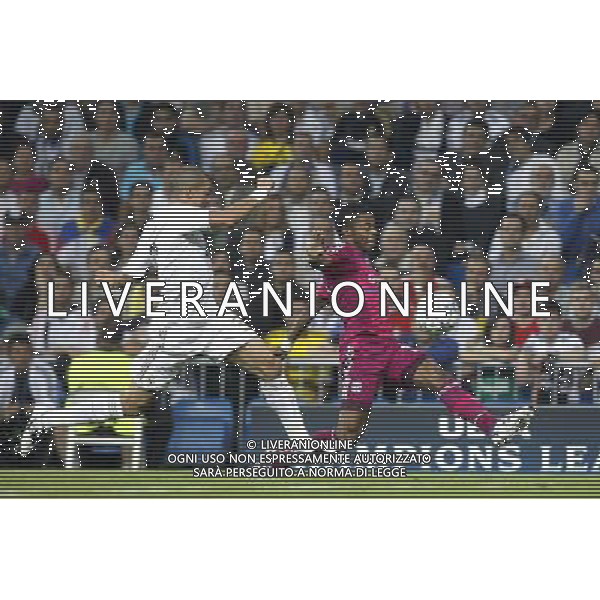 Real Madrid\'s Pepe and Olympique Lyonaise\' Michel Bastos during Champions League match on october 18th, 2011 Photo: Cesar Cebolla / ALFAQUI CHAMPIONS LEAGUE REAL MADRID LIONE AGENZIA ALDO LIVERANI ITALY ONLY