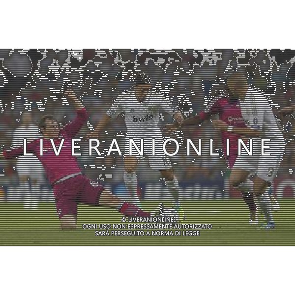 Real Madrid\'s Mesut Ozil and Olympique Lyonaise\' Kim Kallstrom during Champions League match on october 18th, 2011 Photo: Cesar Cebolla / ALFAQUI CHAMPIONS LEAGUE REAL MADRID LIONE AGENZIA ALDO LIVERANI ITALY ONLY