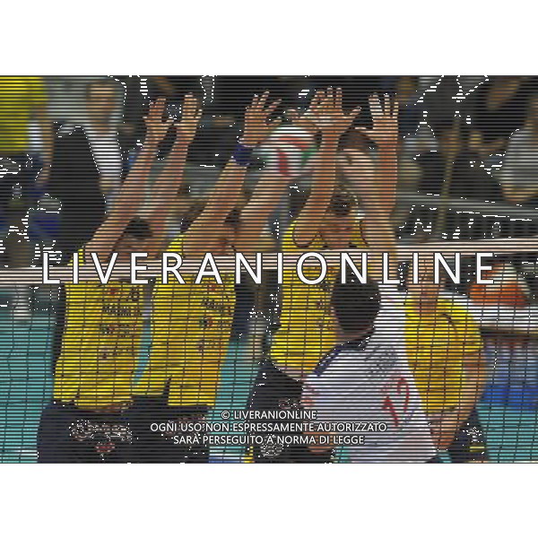 Lega Volley Serie A1 Maschile 2011/2012 5Â° Giornata Ravenna - 22.10.2011 CMC Ravenna-Marmi Lanza Verona Nella Foto:Moro Stefano murato dai giocatori di Verona /Ph.Vitez-Ag. Aldo Liverani