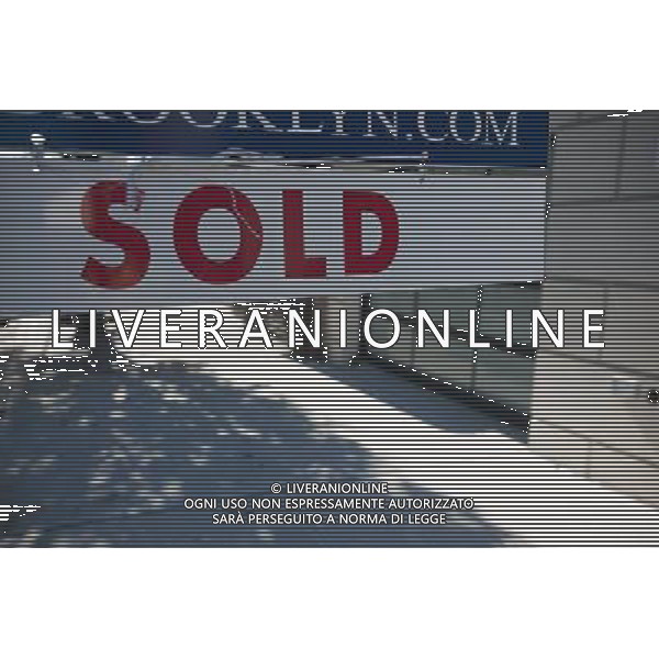 Sign for townhouse for sale in the Carroll Gardens neighborhood of Brooklyn in New York seen on Saturday, October 2, 2010. ( Richard B. Levine) new york city - situazioni ©photoshot/AG ALDO LIVERANI SAS ITALY ONLY