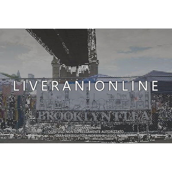 The trendy Brooklyn Flea in the neighborhood of Dumbo on Sunday, July 26, 2009. The flea market, which hosts booths by Brooklyn vendors, opens up under the Brooklyn Bridge on Sundays during the summer with a sister flea in the neighborhood of Clinton Hill on Sundays. Shoppers come from all over the city for the bargains and one-of-a-kind local mechandise that is offered for sale. ( Richard B. Levine) new york city - situazioni ©photoshot/AG ALDO LIVERANI SAS ITALY ONLY