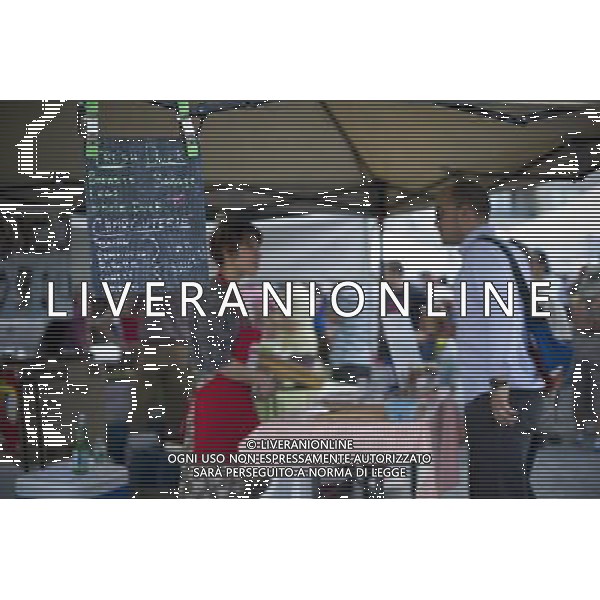 Hudson Valley Duck on opening day at the Smorgasburg in the Williamsburg neighborhood of Brooklyn in New York on Saturday, May 21, 2011. The new marketplace features a Greenmarket and prepared food made in Brooklyn by small entrepreneurs. The market is the creation of the operators of the wildly successful Brooklyn Flea. (Œ Frances M. Roberts) new york city - situazioni ©photoshot/AG ALDO LIVERANI SAS ITALY ONLY