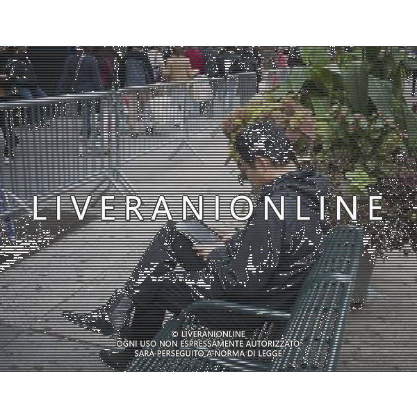 A user of an Apple iPad relaxes on a bench in New York on Friday, October 21, 2011. new york city - situazioni ©photoshot/AG ALDO LIVERANI SAS ITALY ONLY