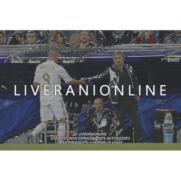 Real Madrid\'s Karim Benzema and Jose Mourinho during Spanish League match on october 26thh, 2011 Photo: Cid-Fuentes / Cebolla / ALFAQUI AG ALDO LIVERANI S A S ONLY ITALY