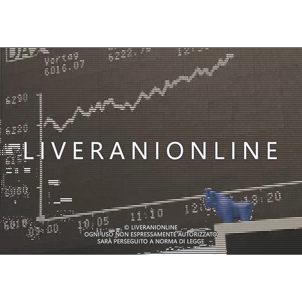 (111027) -- FRANKFURT (GERMANY), Oct. 27, 2011 () -- Photo taken on Oct. 27, 2011 shows the DAX board at the Frankfurt stock exchange in Germany. (/Ban Wei) (lr) ©photoshot/Agenzia Aldo Liverani Sas - ITALY ONLY - Operatori della Borsa di Francoforte in Germania, il 27 Ottobre 2011.