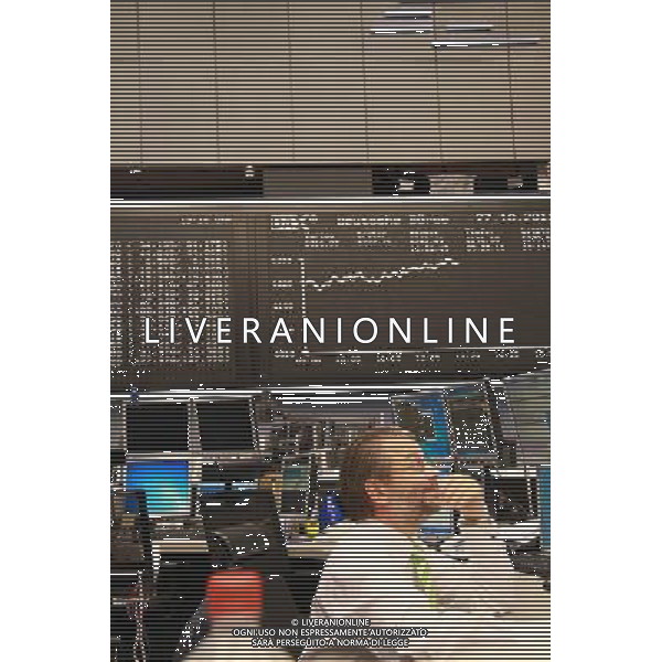 (111027) -- FRANKFURT (GERMANY), Oct. 27, 2011 () -- A trader works in front of the DAX board at the Frankfurt stock exchange in Germany, on Oct. 27, 2011. (/Ban Wei) (lr) ©photoshot/Agenzia Aldo Liverani Sas - ITALY ONLY - Operatori della Borsa di Francoforte in Germania, il 27 Ottobre 2011.