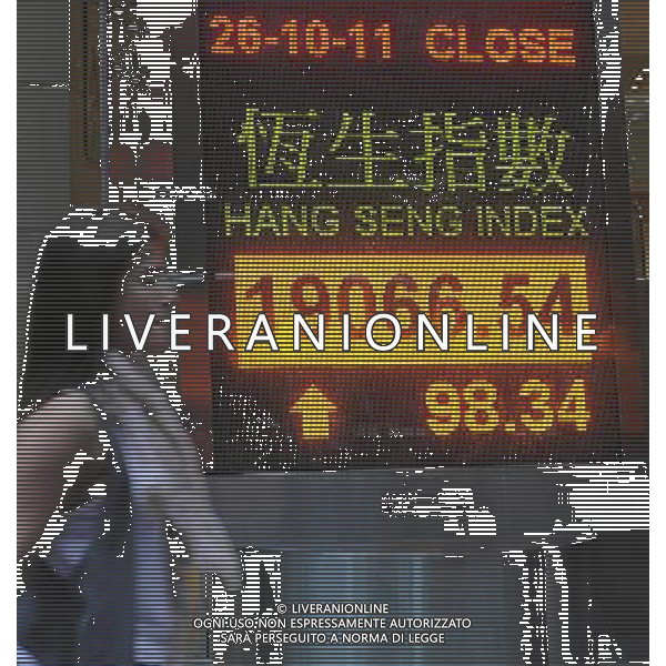 (111026) -- HONG KONG, Oct. 26, 2011 () -- A pedestrian walks past an electronic panel showing the Hang Seng Index in Hong Kong, south China, Oct. 26, 2011. Hong Kong\'s Hang Seng Index rose by 98.34 points to end at 19066.54 points on Wednesday. (/Wong Pun Keung) ©photoshot/Agenzia Aldo Liverani Sas - ITALY ONLY - Pannello elettronico che mostra l\'indice della borsa di Hong Kong, Cina del sud, 26 ottobre 2011.