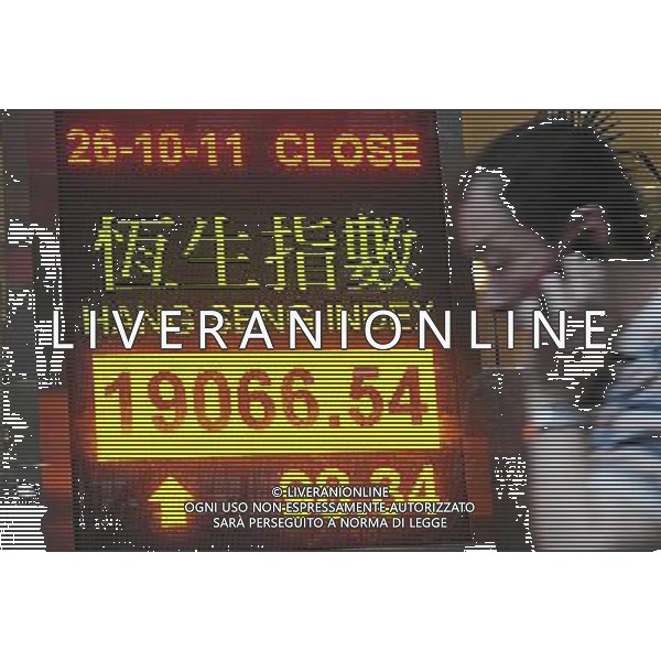 (111026) -- HONG KONG, Oct. 26, 2011 () -- A pedestrian walks past an electronic panel showing the Hang Seng Index in Hong Kong, south China, Oct. 26, 2011. Hong Kong\'s Hang Seng Index rose by 98.34 points to end at 19066.54 points on Wednesday. (/Wong Pun Keung) ©photoshot/Agenzia Aldo Liverani Sas - ITALY ONLY - Pannello elettronico che mostra l\'indice della borsa di Hong Kong, Cina del sud, 26 ottobre 2011.
