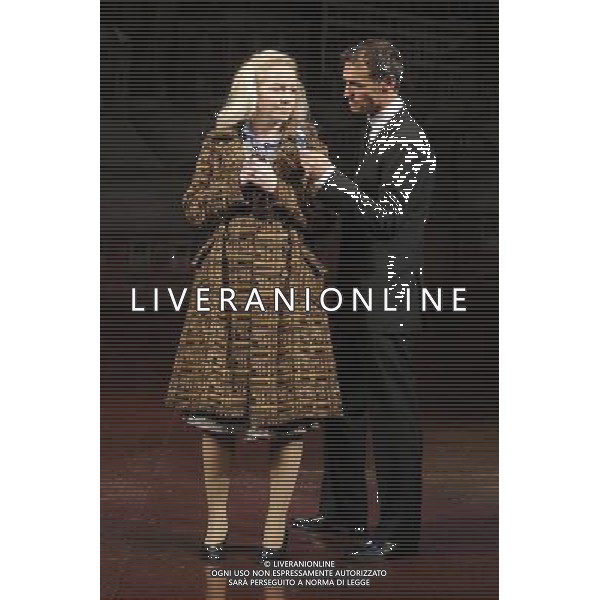 Marti Pellow poses with Vivienne Carlyle for photos to promote his debut in the West End play Blood Brothers at the Phoenix Theatre in London, England. ©photoshot/Agenzia Aldo Liverani Sas - ITALY ONLY -Marti Pellow e Vivienne Carlyle posano per le foto per promuovere il suo esordio in Fratelli di sangue al Phoenix Theatre di Londra, Inghilterra.