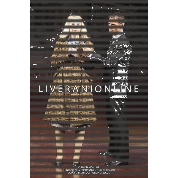 Marti Pellow poses with Vivienne Carlyle for photos to promote his debut in the West End play Blood Brothers at the Phoenix Theatre in London, England. ©photoshot/Agenzia Aldo Liverani Sas - ITALY ONLY -Marti Pellow e Vivienne Carlyle posano per le foto per promuovere il suo esordio in Fratelli di sangue al Phoenix Theatre di Londra, Inghilterra.