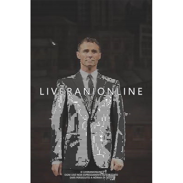 Marti Pellow poses with Vivienne Carlyle for photos to promote his debut in the West End play Blood Brothers at the Phoenix Theatre in London, England. ©photoshot/Agenzia Aldo Liverani Sas - ITALY ONLY -Marti Pellow e Vivienne Carlyle posano per le foto per promuovere il suo esordio in Fratelli di sangue al Phoenix Theatre di Londra, Inghilterra.