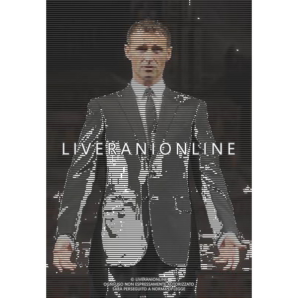 Marti Pellow poses with Vivienne Carlyle for photos to promote his debut in the West End play Blood Brothers at the Phoenix Theatre in London, England. ©photoshot/Agenzia Aldo Liverani Sas - ITALY ONLY -Marti Pellow e Vivienne Carlyle posano per le foto per promuovere il suo esordio in Fratelli di sangue al Phoenix Theatre di Londra, Inghilterra.