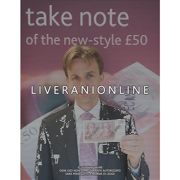 Bank of England Chief Cashier Chris Salmon with the Bank\'s new £50 note, featuring Matthew Boulton and James Watt © Photoshot - Ag. Aldo Liverani sas ITALY ONLY LONDRA - LE NUOVE BANCONOTE DA 50 STERLINE