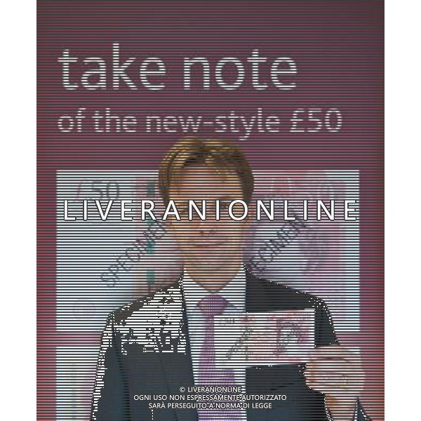 Bank of England Chief Cashier Chris Salmon with the Bank\'s new £50 note © Photoshot - Ag. Aldo Liverani sas ITALY ONLY LONDRA - LE NUOVE BANCONOTE DA 50 STERLINE