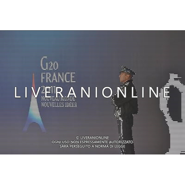 (111102) CANNES, NOV. 2, 2011 () A policeman stands guard beside a poster of G20 Summit in Cannes, South France, Nov. 2, 2011. Leaders of France, Germany, European Union, Eurozone and IMF will meet with Greek leaders ahead of G20 Summit, to discuss how to tackle the escalating Greek debt crisis, after Greece announced a referendum on austerity plan. (/Wu Wei) - Xinhua/Photoshot - Ag. Aldo Liverani sas ITALY ONLY CANNES - PREPARATIVI PER IL G20 CHE SI TERRA\' DAL 3 AL 4 NOVEMBRE 2011. INTERVERRANNO I LEADERS DI GERMANIA - FRANCIA - EUROPA UNITA - EUROZONE CHE INCONTRERANNO IL PRIMO MINISTRO GRECO PER DISCUTERE DELLA CRISI IN GRECIA, DOPO CHE E\' STATO ANNUNCIATO IL REFERENDUM pubblico per approvare le condizioni economiche e finanziarie del nuovo programma Ue-Fmi.