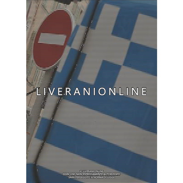 (111102) CANNES, NOV. 2, 2011 () A statue of candy with pattern of Greek national flag is seen beside a traffic sign in Cannes, South France, Nov. 2, 2011. Leaders of France, Germany, European Union, Eurozone and IMF will meet with Greek leaders ahead of G20 Summit, to discuss how to tackle the escalating Greek debt crisis, after Greece announced a referendum on austerity plan. (/Wu Wei) - Xinhua/Photoshot - Ag. Aldo Liverani sas ITALY ONLY CANNES - PREPARATIVI PER IL G20 CHE SI TERRA\' DAL 3 AL 4 NOVEMBRE 2011. INTERVERRANNO I LEADERS DI GERMANIA - FRANCIA - EUROPA UNITA - EUROZONE CHE INCONTRERANNO IL PRIMO MINISTRO GRECO PER DISCUTERE DELLA CRISI IN GRECIA, DOPO CHE E\' STATO ANNUNCIATO IL REFERENDUM pubblico per approvare le condizioni economiche e finanziarie del nuovo programma Ue-Fmi.