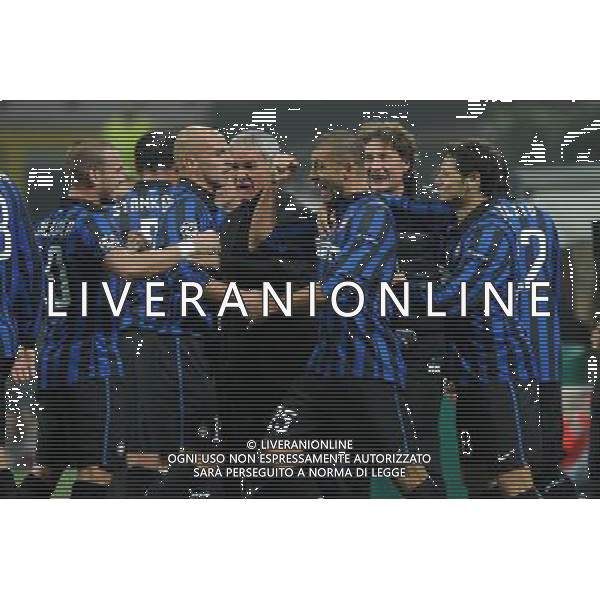 UEFA Champions League - Fase a Gironi 4ç giornata Gruppo B Milano 2-11-2011 Inter - Lille nella foto: abbracci esultanza dopo il gol di walter Samuel del 1-0 con claudio ranieri e compagni foto Roberto Garavaglia - ag. Aldo Liverani sas