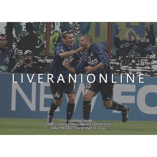 INTER - LILLE CHAMPIONS LEAGUE RITORNO 02/11/2011 NELLA FOTO: ESULTANZA DI WALTER SAMUEL DOPO IL GOL DELL\'1-0 CON LUCIO © SOLI / AGENZIA ALDO LIVERANI SAS
