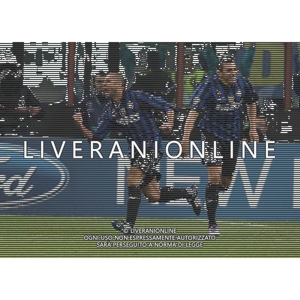 INTER - LILLE CHAMPIONS LEAGUE RITORNO 02/11/2011 NELLA FOTO: ESULTANZA DI WALTER SAMUEL DOPO IL GOL DELL\'1-0 CON LUCIO © SOLI / AGENZIA ALDO LIVERANI SAS