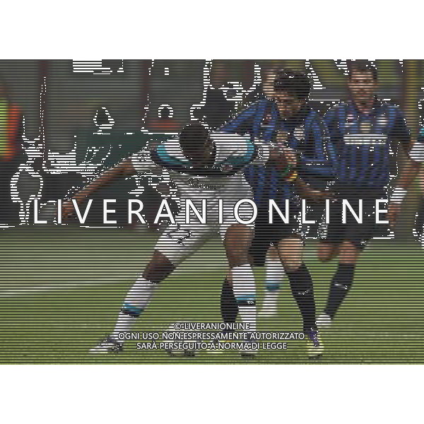 INTER - LILLE CHAMPIONS LEAGUE RITORNO 02/11/2011 NELLA FOTO: DIEGO MILITO E CHEDJOU ©SOLI / AGENZIA ALDO LIVERANI SAS