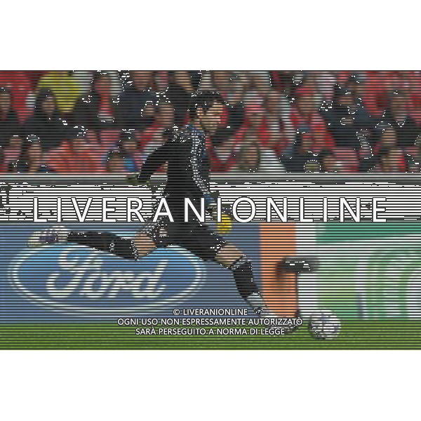 20111102: LISBON, PORTUGAL - Champions League 2011/2012 Group C: SL Benfica vs FC Basel. In picture: Artur PHOTO: Alexandre Pona/CITYFILES liga mistrzow sezon 2011/2012 pilka nozna benfica lizbona VS fc basel bazylea FOT. CITYFILES/NEWSPIX.PL PORTUGAL,BRAZIL,SPAIN,GERMANY,FRANCE,UK OUT !!! --- Newspix.pl ITALY ONLY - CHAMPIONS LEAGUE BENFICA BASILEA - © ALDO LIVERANI *** Local Caption *** .
