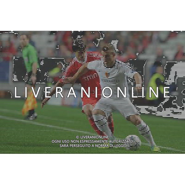 20111102: LISBON, PORTUGAL - Champions League 2011/2012 Group C: SL Benfica vs FC Basel. In picture: Xhardan Shaqiri and Luis Martins PHOTO: Alexandre Pona/CITYFILES liga mistrzow sezon 2011/2012 pilka nozna benfica lizbona VS fc basel bazylea FOT. CITYFILES/NEWSPIX.PL PORTUGAL,BRAZIL,SPAIN,GERMANY,FRANCE,UK OUT !!! --- Newspix.pl ITALY ONLY - CHAMPIONS LEAGUE BENFICA BASILEA - © ALDO LIVERANI *** Local Caption *** .