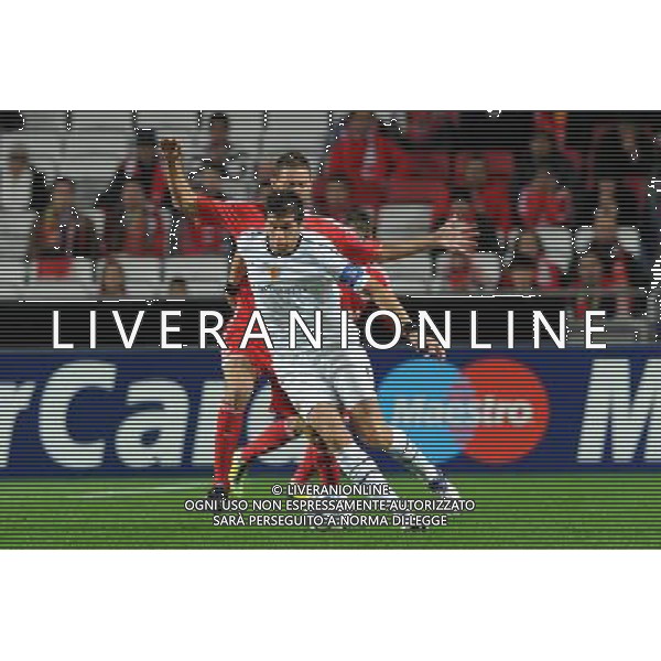 20111102: LISBON, PORTUGAL - Champions League 2011/2012 Group C: SL Benfica vs FC Basel. In picture: Benjamin Huggel and Matic PHOTO: Alexandre Pona/CITYFILES liga mistrzow sezon 2011/2012 pilka nozna benfica lizbona VS fc basel bazylea FOT. CITYFILES/NEWSPIX.PL PORTUGAL,BRAZIL,SPAIN,GERMANY,FRANCE,UK OUT !!! --- Newspix.pl ITALY ONLY - CHAMPIONS LEAGUE BENFICA BASILEA - © ALDO LIVERANI *** Local Caption *** .