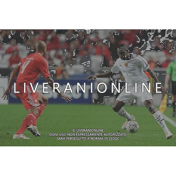 20111102: LISBON, PORTUGAL - Champions League 2011/2012 Group C: SL Benfica vs FC Basel. In picture: Jaccques Zoua and Luisao PHOTO: Alexandre Pona/CITYFILES liga mistrzow sezon 2011/2012 pilka nozna benfica lizbona VS fc basel bazylea FOT. CITYFILES/NEWSPIX.PL PORTUGAL,BRAZIL,SPAIN,GERMANY,FRANCE,UK OUT !!! --- Newspix.pl ITALY ONLY - CHAMPIONS LEAGUE BENFICA BASILEA - © ALDO LIVERANI *** Local Caption *** .