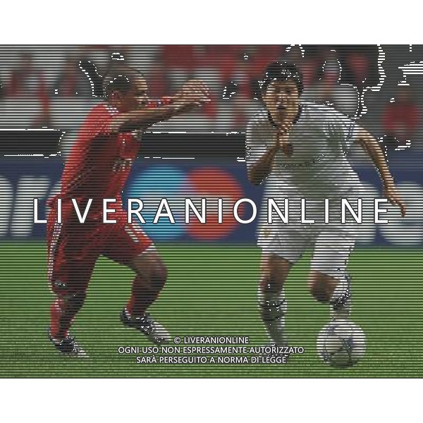20111102: LISBON, PORTUGAL - Champions League 2011/2012 Group C: SL Benfica vs FC Basel. In picture: Park too Ho and Maxi Pereira PHOTO: Alexandre Pona/CITYFILES liga mistrzow sezon 2011/2012 pilka nozna benfica lizbona VS fc basel bazylea FOT. CITYFILES/NEWSPIX.PL PORTUGAL,BRAZIL,SPAIN,GERMANY,FRANCE,UK OUT !!! --- Newspix.pl ITALY ONLY - CHAMPIONS LEAGUE BENFICA BASILEA - © ALDO LIVERANI *** Local Caption *** .