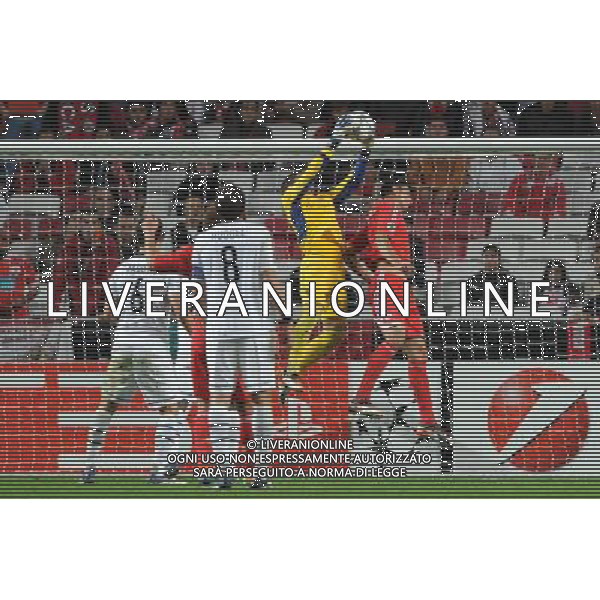 20111102: LISBON, PORTUGAL - Champions League 2011/2012 Group C: SL Benfica vs FC Basel. In picture: Yann Sommer and Cardozo PHOTO: Alexandre Pona/CITYFILES liga mistrzow sezon 2011/2012 pilka nozna benfica lizbona VS fc basel bazylea FOT. CITYFILES/NEWSPIX.PL PORTUGAL,BRAZIL,SPAIN,GERMANY,FRANCE,UK OUT !!! --- Newspix.pl ITALY ONLY - CHAMPIONS LEAGUE BENFICA BASILEA - © ALDO LIVERANI *** Local Caption *** .