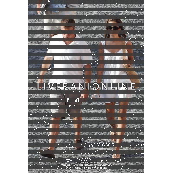 Picture Shows: Roman Abramovich The owner of Chelsea Football Club is holidaying with Russian model girlfriend Daria Zhukova on one of his yachts, Eclipse on the island of Ponza, Italy. - 4th August 2007 © Retna Pictures - Photoshot - Ag. Aldo LIVERANI SAS ITALY ONLY ROMAN ABRAMOVICH IN VACANZA CON LA FIDANZATA DARIA ZHUKOVA NEL 2007 IN ITALIA ALL\'ISOLA DI PONZA