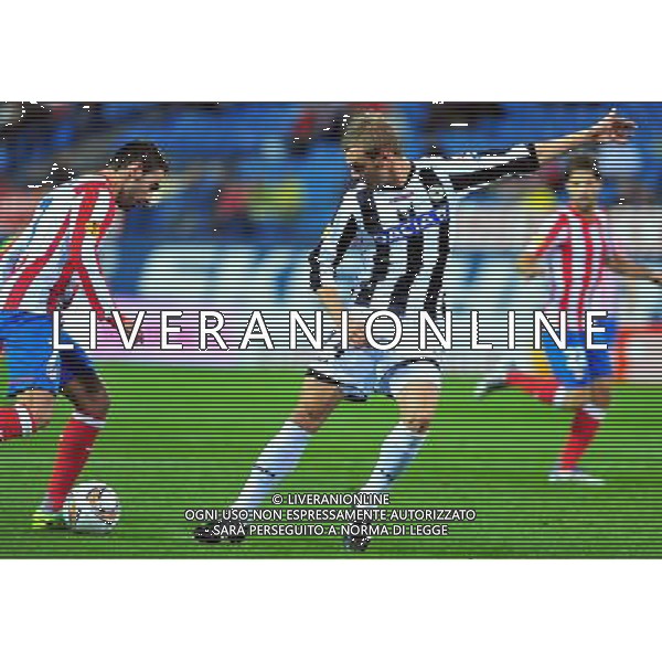 (111104) -- MADRID, Nov. 4, 2011 () -- Atletico Madrid\'s Adrian Lopez (L) controls the ball during the UEFA Europa League group I match against Udinese of Italy in Madrid, capital of Spain, on Nov. 3, 2011. Madrid won 4-0. (/Chen Haitong)(kh) ATLETICO MADRID - UDINESE ©AG ALDO LIVERANI SAS *** Local Caption *** .