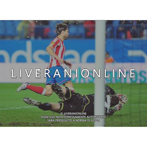 (111104) -- MADRID, Nov. 4, 2011 () -- Atletico Madrid\'s Diego Rivas (top) scores during the UEFA Europa League group I match against Udinese of Italy in Madrid, capital of Spain, on Nov. 3, 2011. Madrid won 4-0. (/Chen Haitong)(kh) ATLETICO MADRID - UDINESE ©AG ALDO LIVERANI SAS *** Local Caption *** .