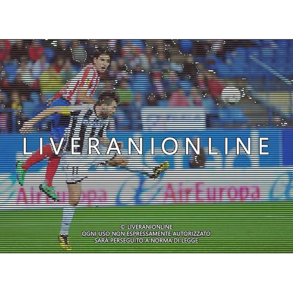 (111104) -- MADRID, Nov. 4, 2011 () -- Atletico Madrid\'s Falcao Garcia (L) vies for the ball during the UEFA Europa League group I match against Udinese of Italy in Madrid, capital of Spain, on Nov. 3, 2011. Madrid won 4-0. (/Chen Haitong)(kh) ATLETICO MADRID - UDINESE ©AG ALDO LIVERANI SAS *** Local Caption *** .