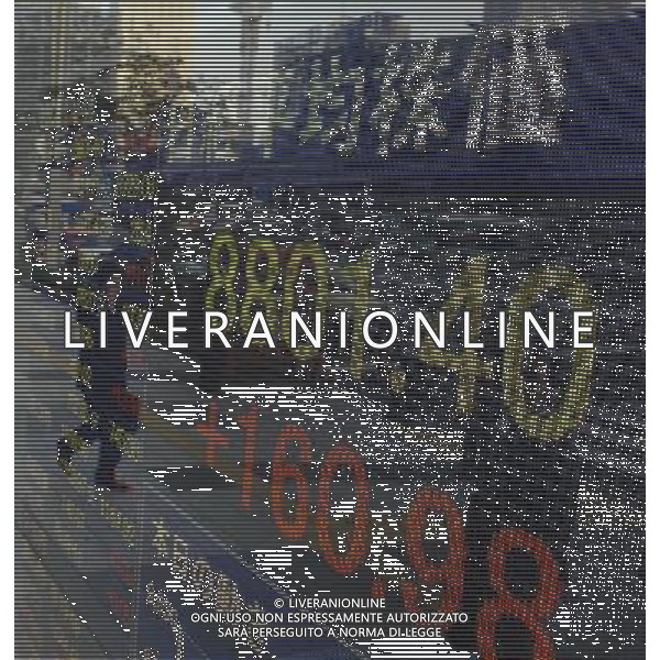 TOKYO, 4 nov 2011 - La gente passa davanti a un quadro elettrico che visualizzano le informazioni sulle azioni a Tokyo, capitale del Giapponeriguardanti la borsa Nikkei©Kenichiro Seki/photoshot/AG ALDO LIVERANI SAS - ITALY ONLY -