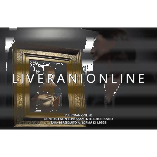 EMBARGO - Monday 7 November - 12.00 Midnight GMT A National Gallery employee poses for photographers next to the Leonardo Da Vinci painting Lady with an Ermine November 07, 2011 in London, England .Lady with an Ermine is a painting by Leonardo da Vinci, from around 1489 - 1490. The subject of the portrait is identified as Cecilia Gallerani, and was probably painted at a time when she was the mistress of Lodovico Sforza, Duke of Milan, and Leonardo was in the service of the Duke. The painting is one of only four female portraits painted by Leonardo, the others being the Mona Lisa, the portrait of Ginevra de\' Benci and La belle ferronnire. (Facundo Arrizabalaga) ©photoshot/Agenzia Aldo Liverani Sas - ITALY ONLY - Il dipinto di Leonardo da Vinci La Dama con l\'Ermellino (1489-1490) in mostra alla Galleria Nazionale a Londra, Inghilterra 7 novembre 2011