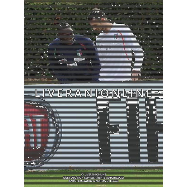 Raduno Nazionale Italiana a Coverciano Firenze - 08.11.2011 Allenamento Nella Foto:Thiago Motta scherza con Balotelli /Ph.Vitez-Ag. Aldo Liverani CALCIO