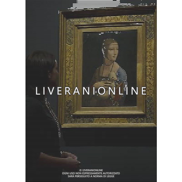 Londra - National Gallery Dipinto di Leonardo Da Vinci \'La Dama con ermellino\' ( 1489 -1490) . Il tema del ritratto viene identificato come Cecilia Gallerani, e fu probabilmente dipinta in un tempo in cui era l\'amante di Ludovico Sforza, duca di Milano, e Leonardo era al servizio del Duca. Il dipinto  uno dei soli quattro ritratti femminili dipinti da Leonardo, le altre sono la Gioconda, il ritratto di Ginevra Benci de \'La belle Ferronnire\' © FACUNDO ARRIZABALAGA - Photoshot- Ag. Aldo Liverani sas ITALY ONLY 