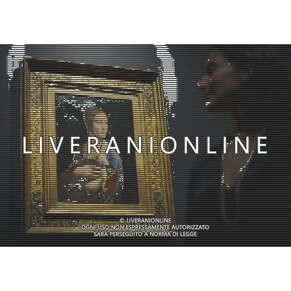 Londra - National Gallery Dipinto di Leonardo Da Vinci \'La Dama con ermellino\' ( 1489 -1490) . Il tema del ritratto viene identificato come Cecilia Gallerani, e fu probabilmente dipinta in un tempo in cui era l\'amante di Ludovico Sforza, duca di Milano, e Leonardo era al servizio del Duca. Il dipinto  uno dei soli quattro ritratti femminili dipinti da Leonardo, le altre sono la Gioconda, il ritratto di Ginevra Benci de \'La belle Ferronnire\' © FACUNDO ARRIZABALAGA - Photoshot- Ag. Aldo Liverani sas ITALY ONLY 