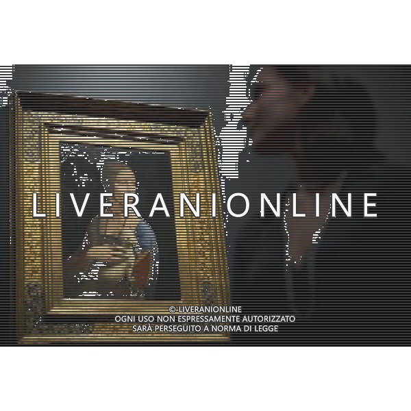 Londra - National Gallery Dipinto di Leonardo Da Vinci \'La Dama con ermellino\' ( 1489 -1490) . Il tema del ritratto viene identificato come Cecilia Gallerani, e fu probabilmente dipinta in un tempo in cui era l\'amante di Ludovico Sforza, duca di Milano, e Leonardo era al servizio del Duca. Il dipinto  uno dei soli quattro ritratti femminili dipinti da Leonardo, le altre sono la Gioconda, il ritratto di Ginevra Benci de \'La belle Ferronnire\' © FACUNDO ARRIZABALAGA - Photoshot- Ag. Aldo Liverani sas ITALY ONLY 