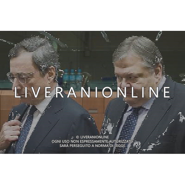 Greece\'s Finance Minister Evangelos Venizelos (R) stands next to European Central Bank (ECB) President Mario Draghi prior to the start of an euro zone finance ministers\' meeting in Brussels, Belgium on 2011-11-07 © Wiktor Dabkowski - Photoshot - Ag. Aldo Liverani sas ITALY ONLY BRUXELLES - INCONTRO DEI MINISTRI DELLA FINANZA DELL\'EUROZONE